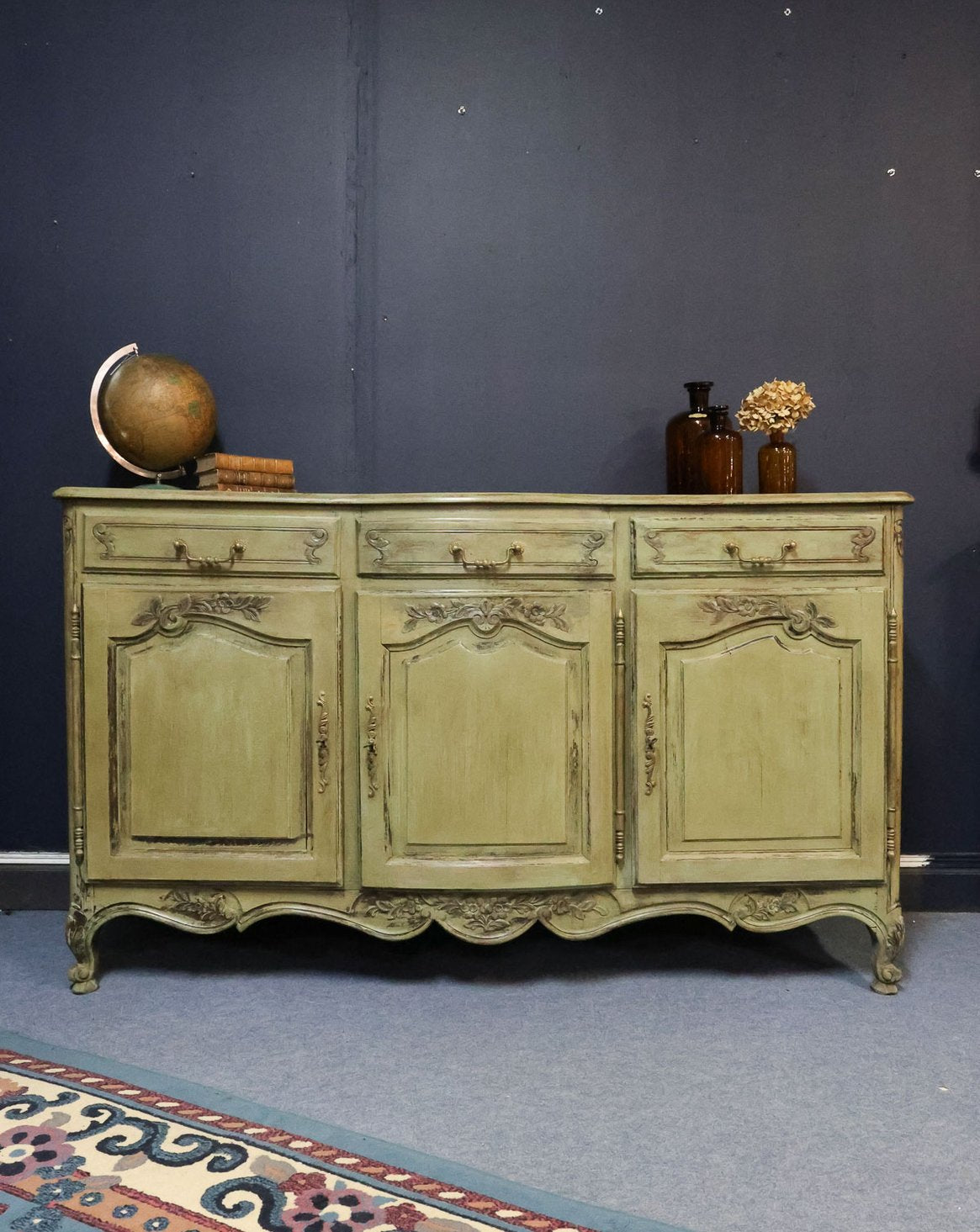 Grand buffet en bois vert patiné Gilbert N°693 - Bon état, DEBONGOUT