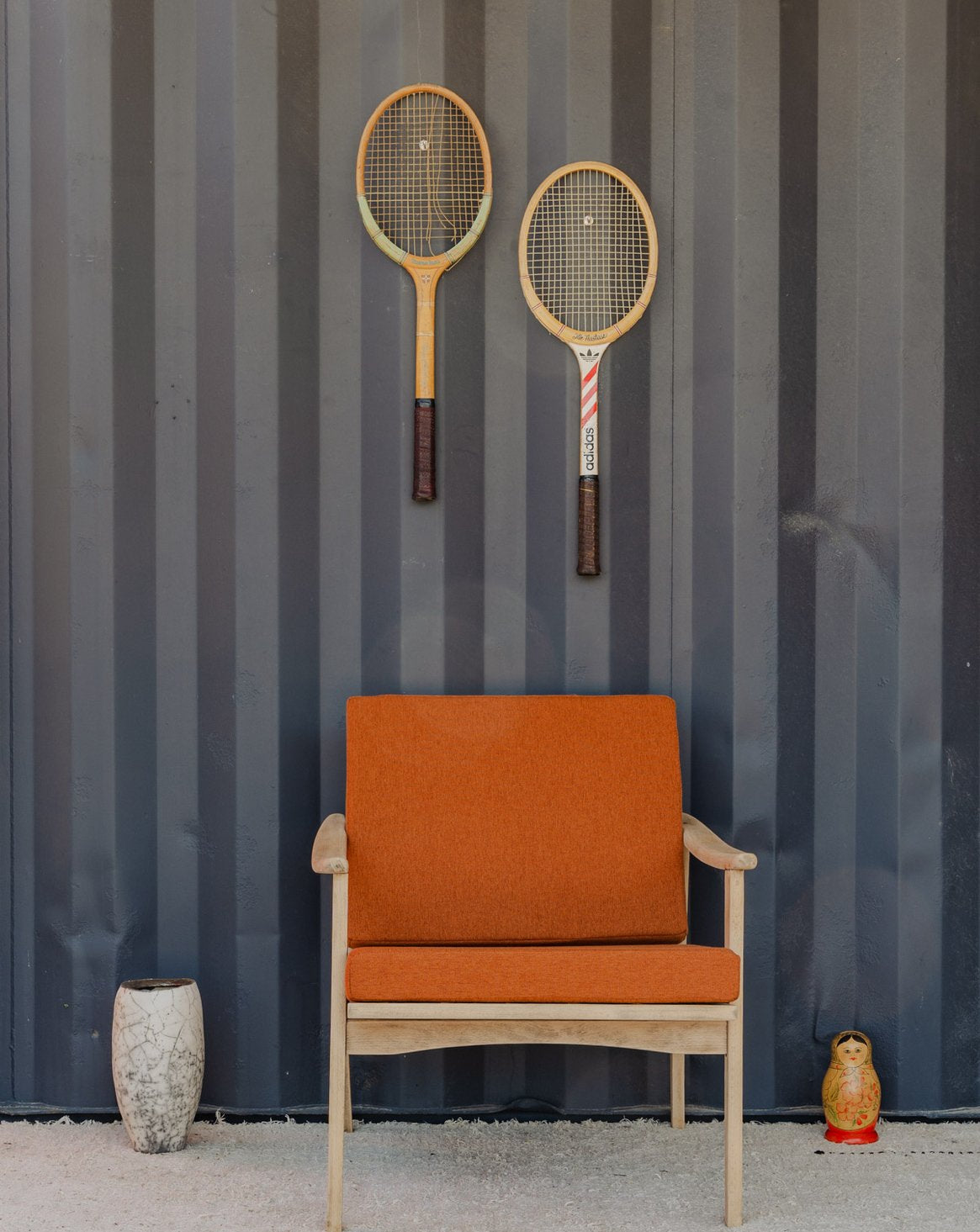 Fauteuil en bois et coussins en tissu orange Jakob N°1181 - Bon état, DEBONGOUT