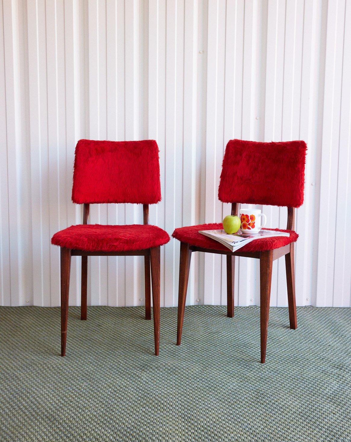 Paire de chaises en poils rouges Alma N°2004 - Bon état, DEBONGOUT