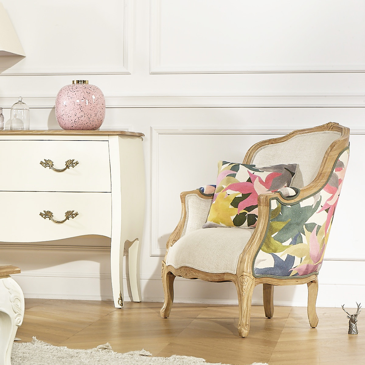Fauteuil bergère en bois massif, avec revêtement en lin et tissu imprimé à motifs fleuris VICTOR, ROBIN DES BOIS