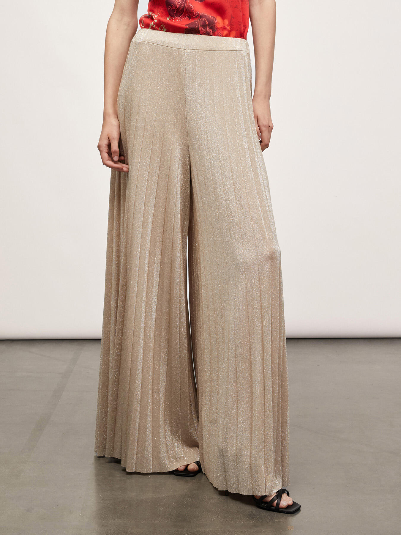 Pantalon plisse en 39 polyester 22 viscose 16 polyamide 16 metallise 7 elasthanne. le materiau autres fibres est la fibre metallique. beige Motivi La Redoute