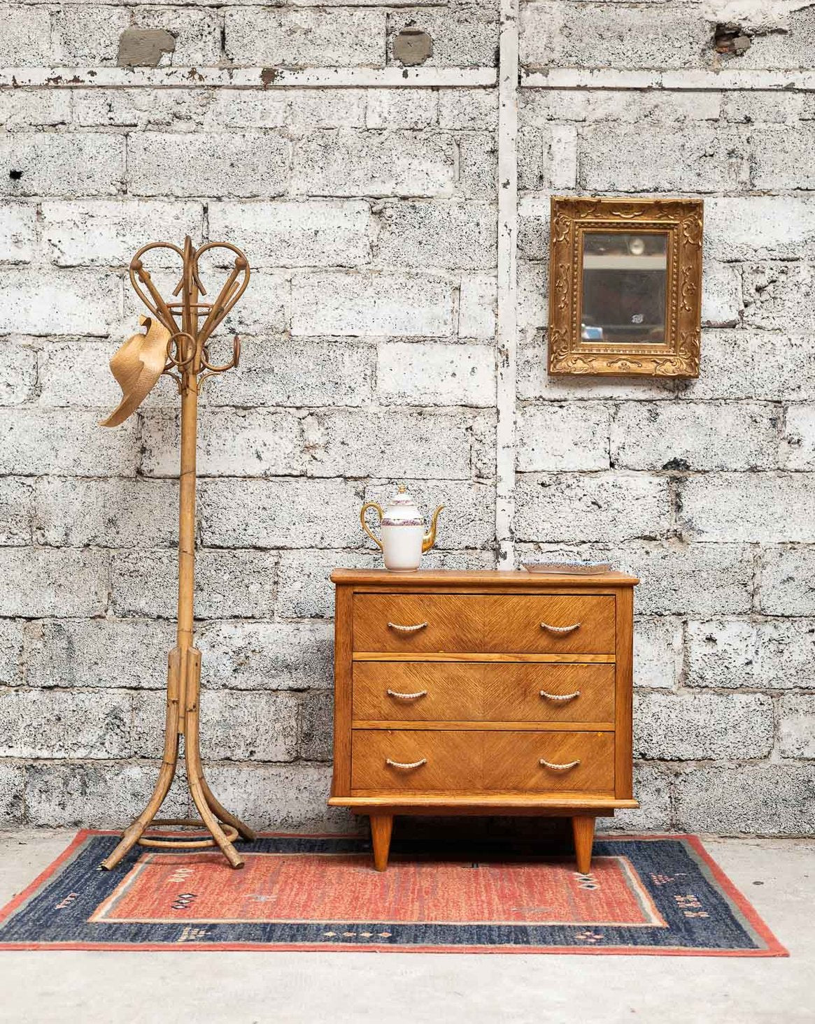 Commode trois tiroirs aux poignées dorées Olga N°668 - Bon état, DEBONGOUT