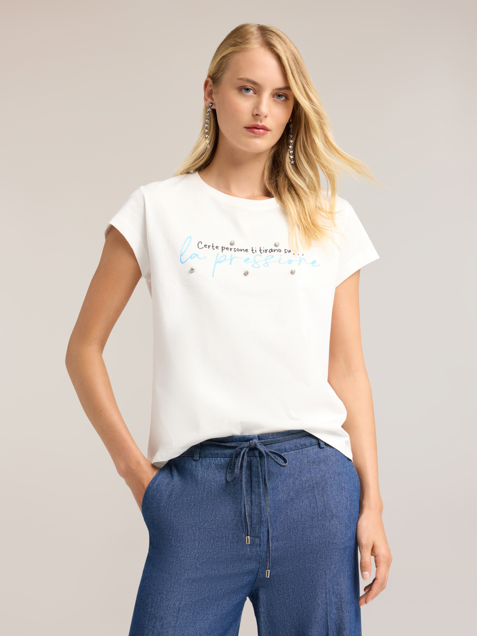 T-shirt avec inscription et broderie avec pierres, MOTIVI