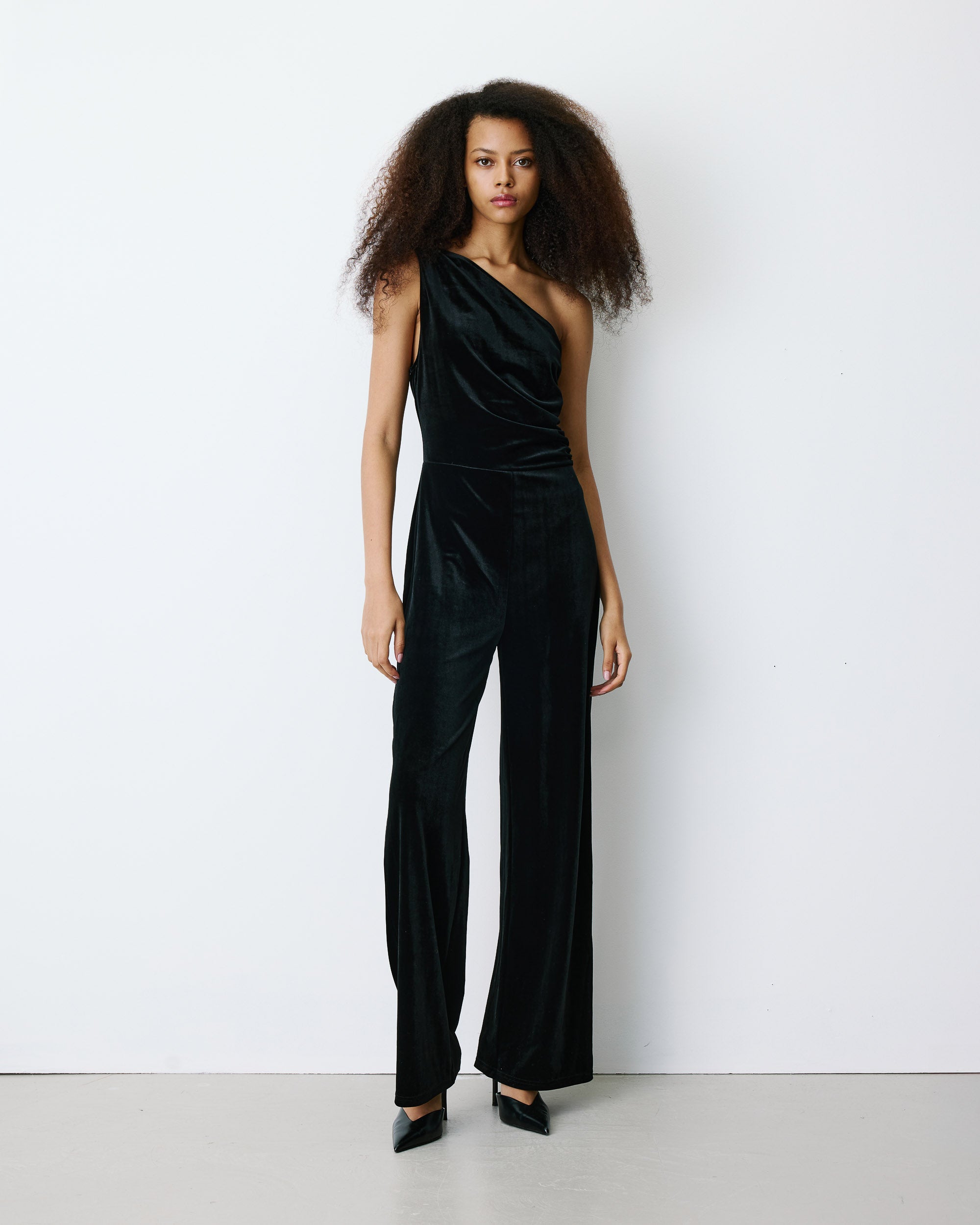 Combinaison ajustée asymétrique en velours noir Brielle, GRACE & MILA