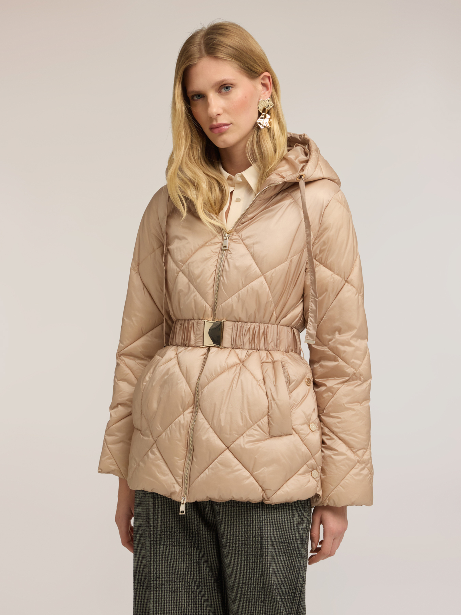 Veste matelassée légère avec ceinture à la taille, MOTIVI