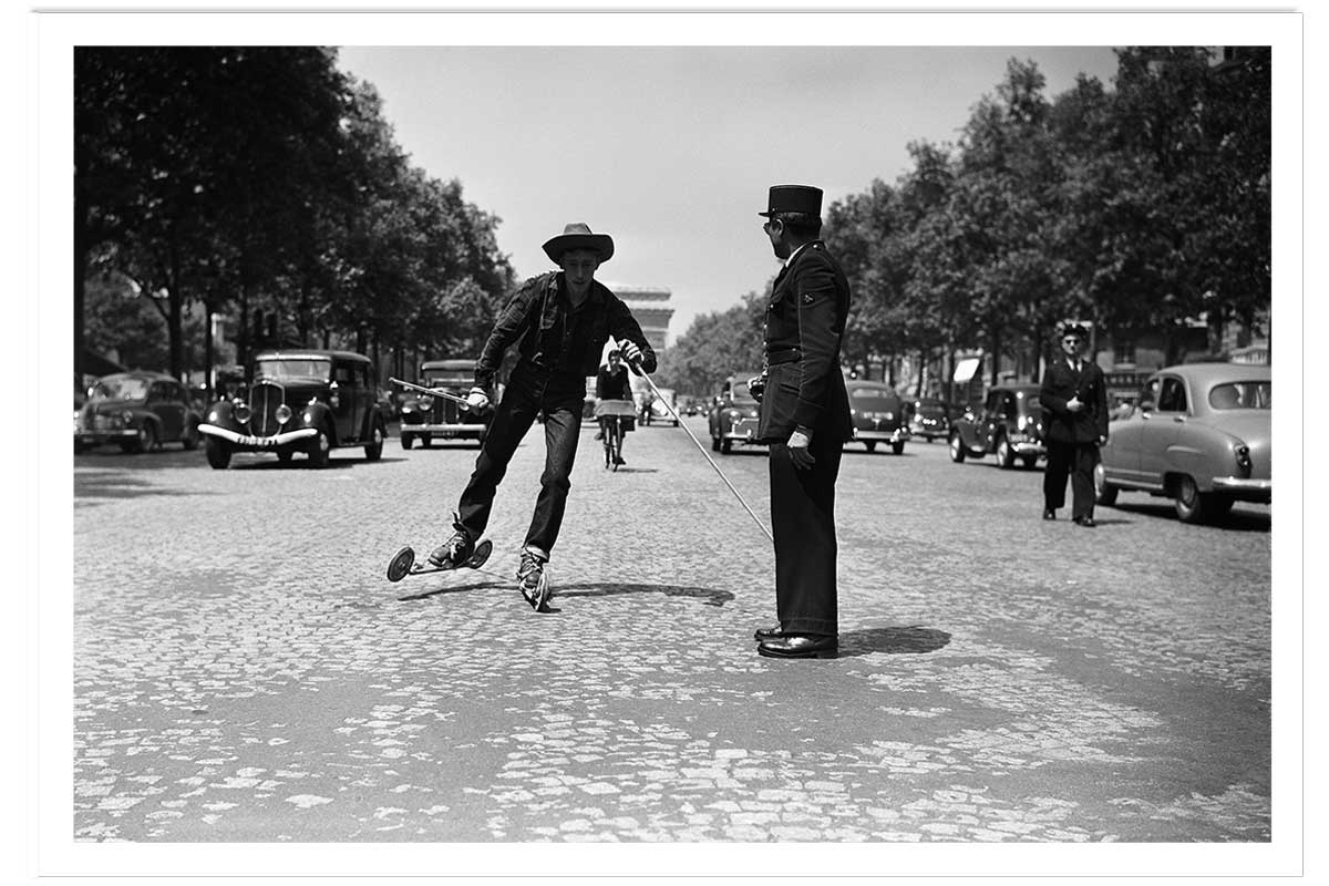 Affiche photo Ski à roulette au Champs Elysée - Paris, 1953, HEXOA