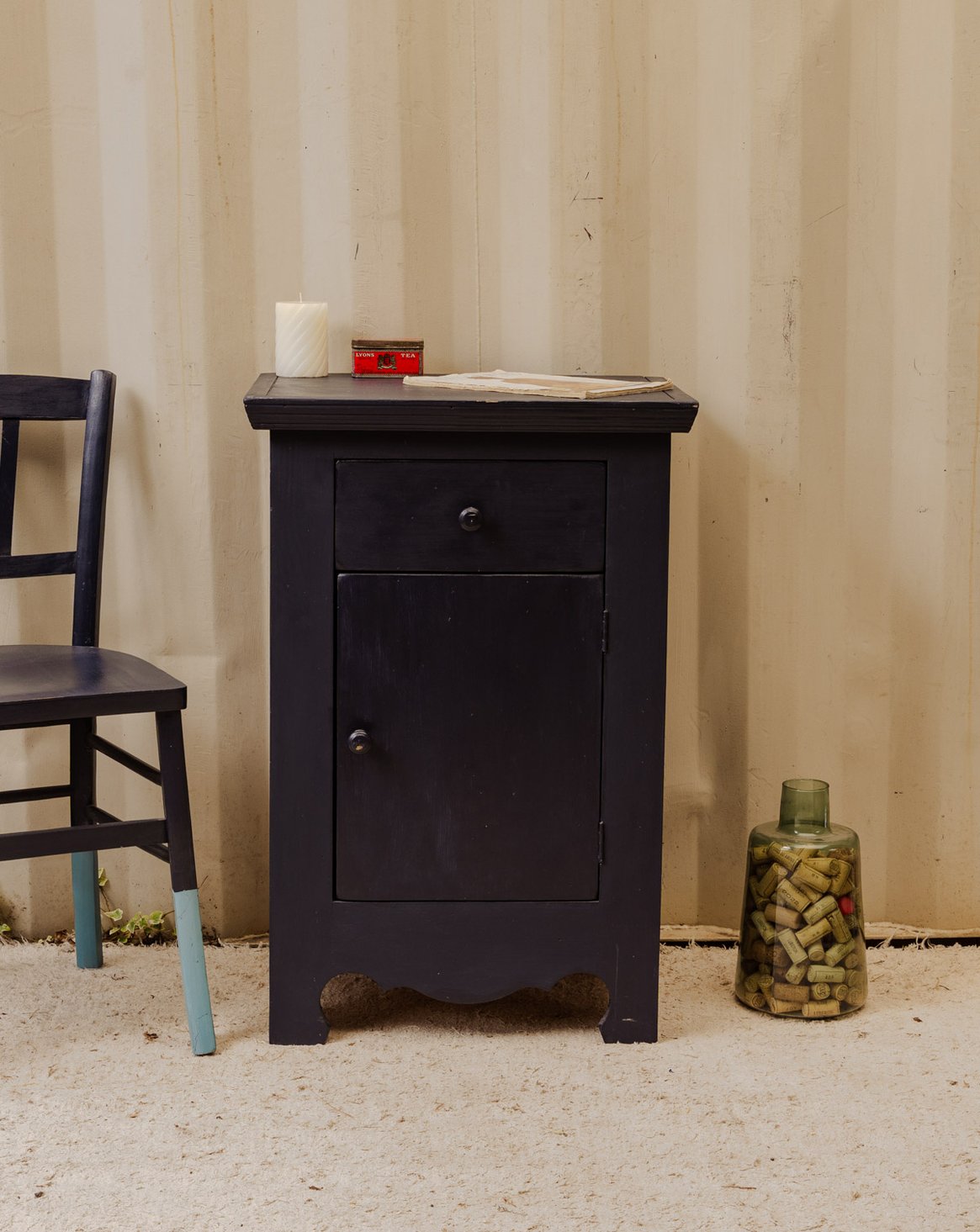 Petit buffet en bois bleu foncé Gilbert N°1783 - Bon état, DEBONGOUT