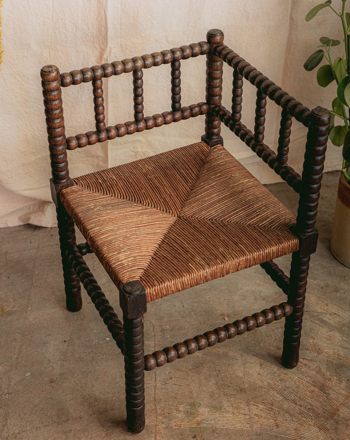 Fauteuil d'angle en bois foncé et perlé Ernest N°1568 - Bon état, DEBONGOUT
