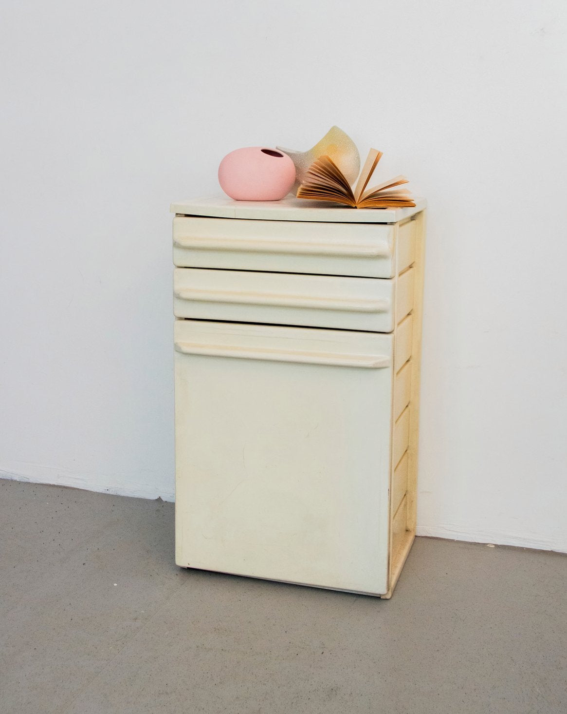 Commode contemporaine en plastique Olga N°418 - Bon état, DEBONGOUT