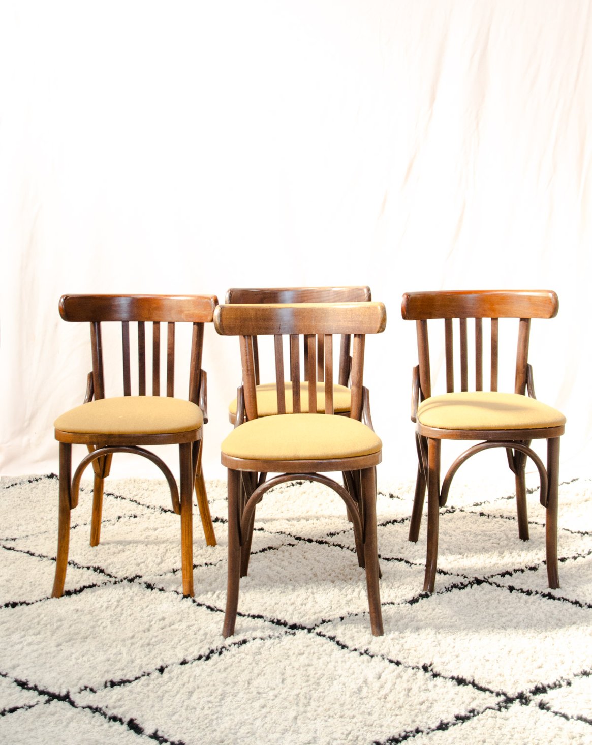 Lot de 4 chaises en hêtre et tissu Claude N°1742 - Bon état, DEBONGOUT