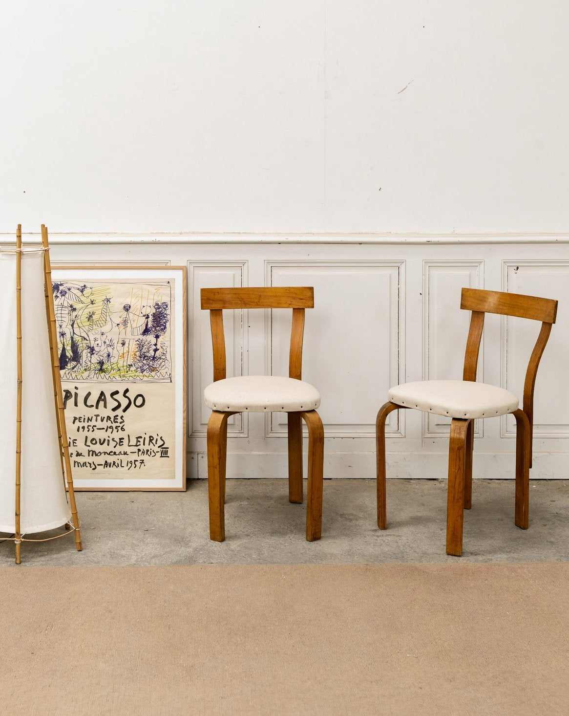 Paire de chaises No.68 en bois et lin Alma N°1690 - Bon état, DEBONGOUT