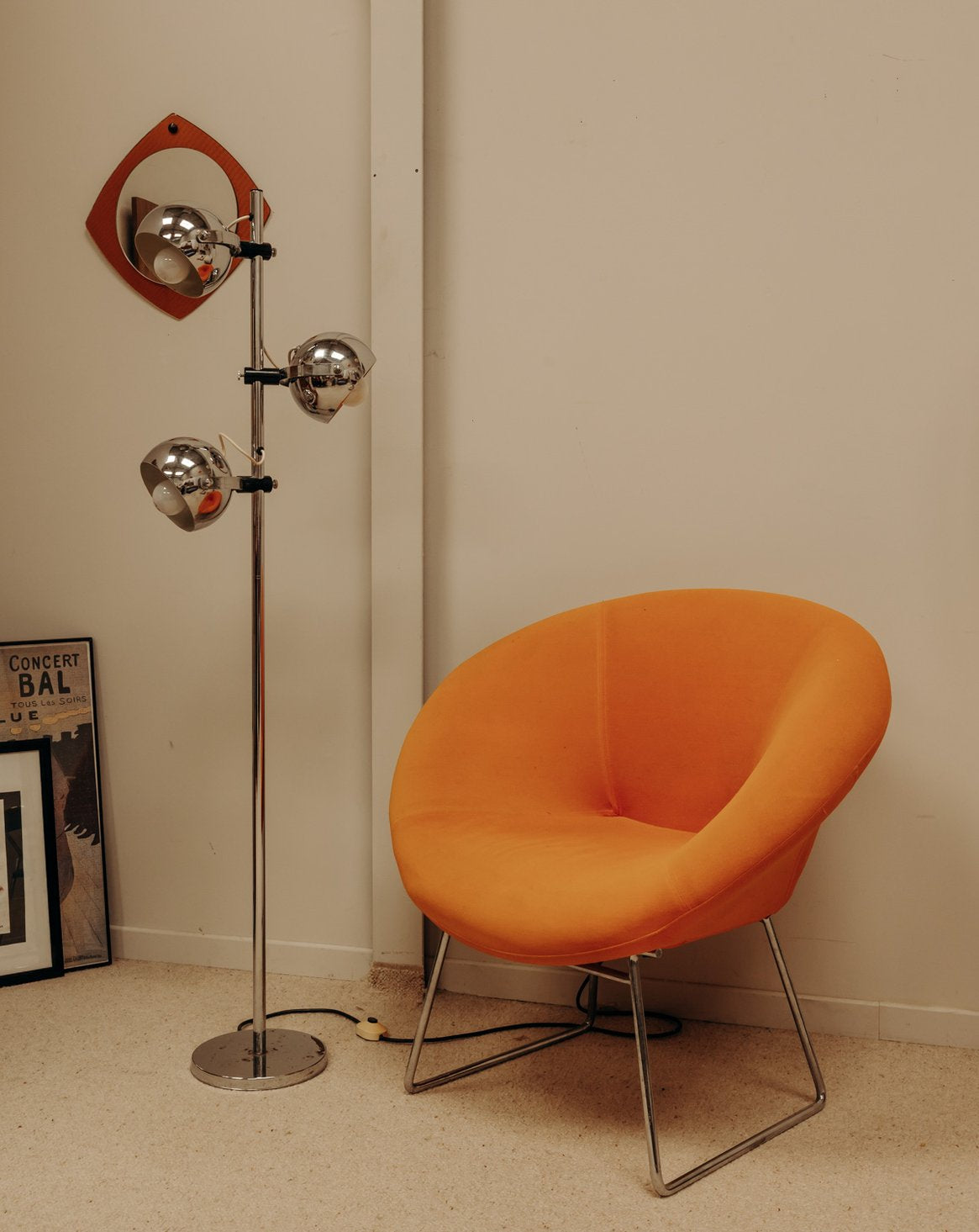 Fauteuil orange aux pieds chromés Jakob N°879 - Bon état, DEBONGOUT