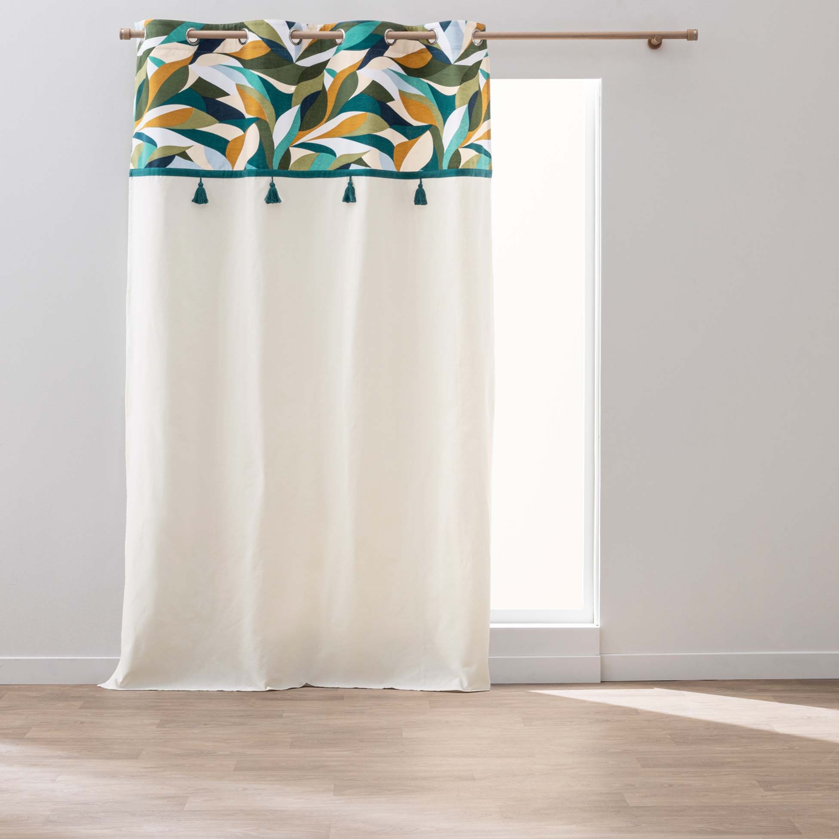 Rideau à œillets polycoton avec top feuillage graphique et pompons, DOUCEUR D'INTÉRIEUR