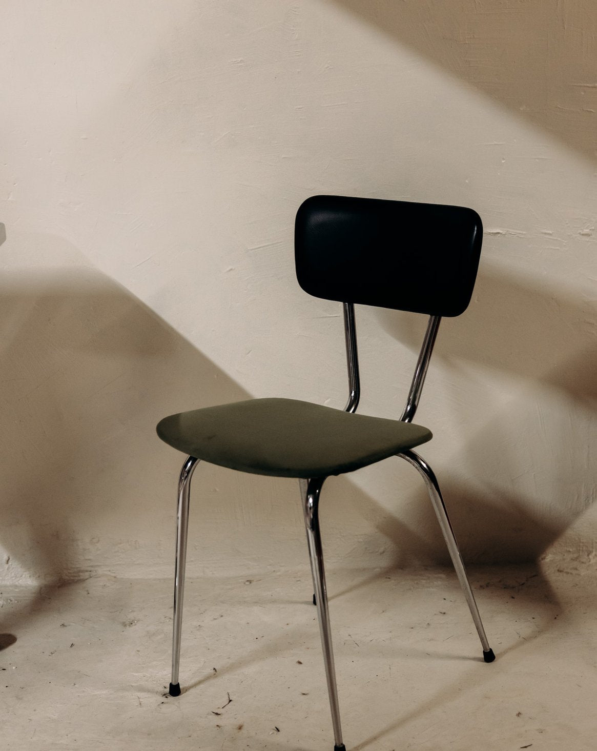 Chaise aux lignes épurées Alma N°1966 - Bon état, DEBONGOUT