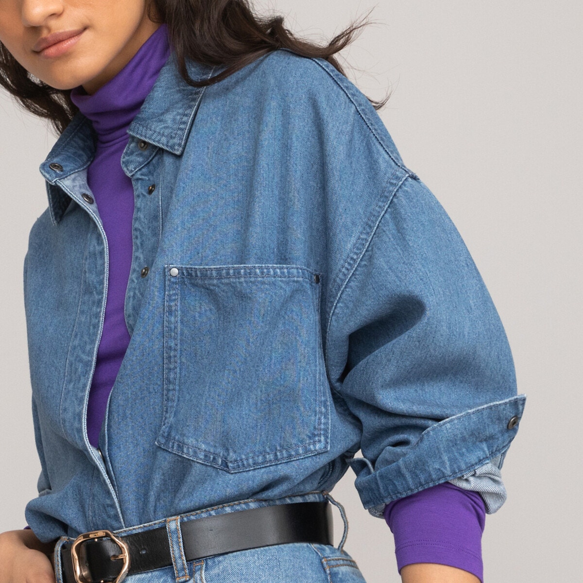La chemise en jean : l'indémodable pièce maîtresse de votre garde-robe