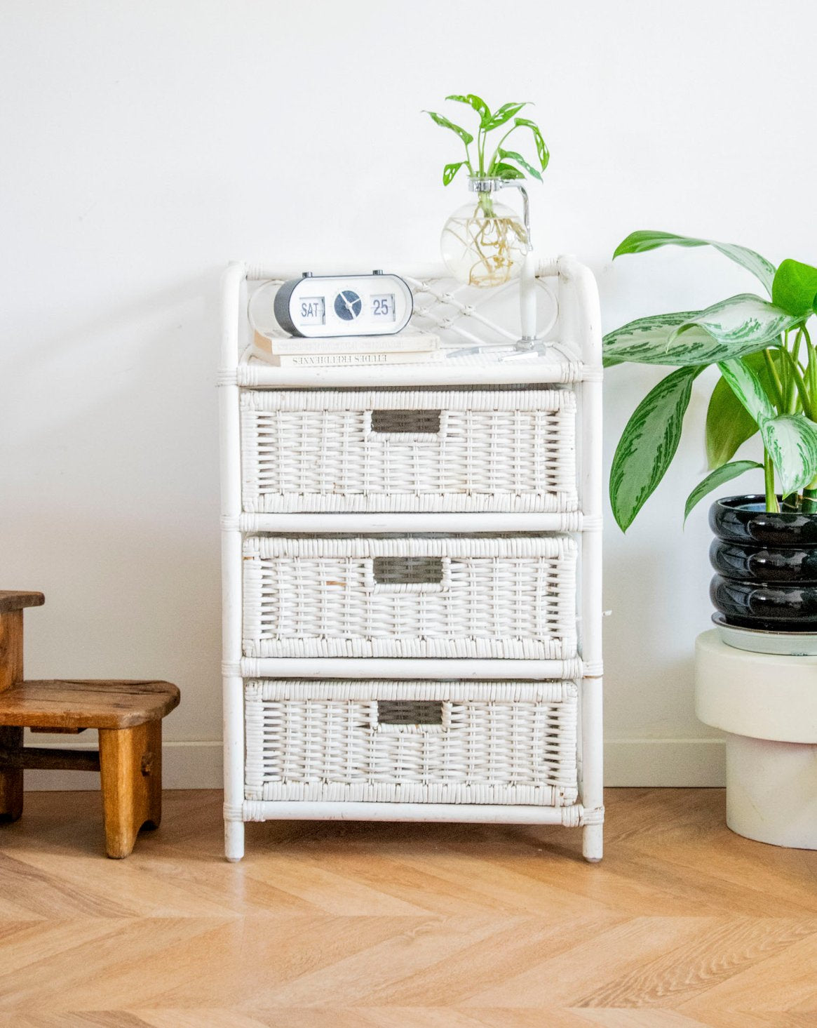 Commode en rotin peint blanc Garance N°614 - Bon état, DEBONGOUT