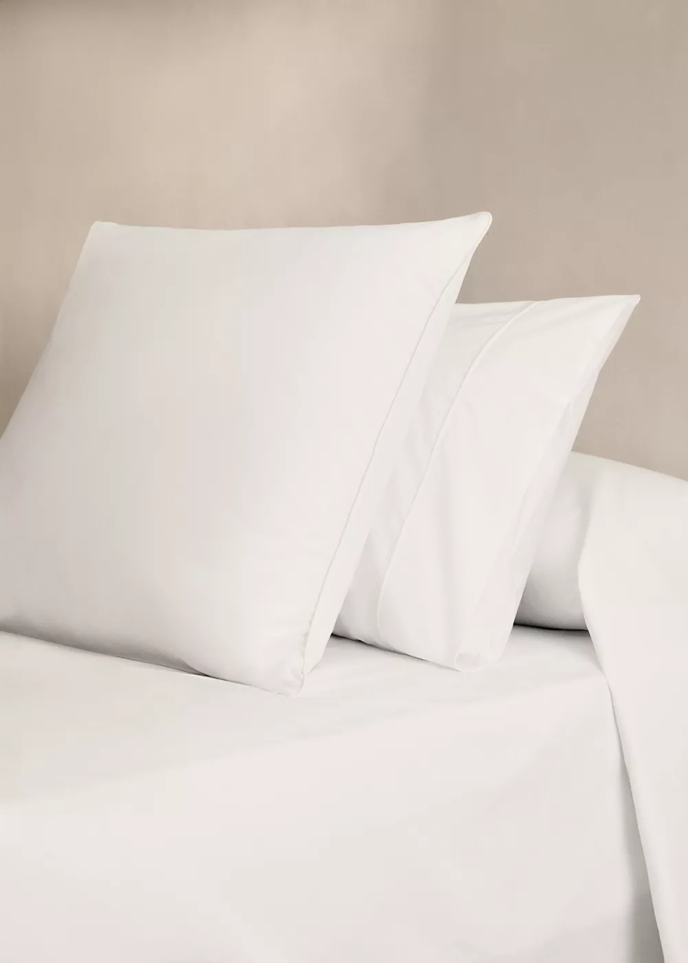 Deux taies d'oreiller percale de coton 500 fils détail passepoilé arrondi 60x60 cm, MANGO HOME