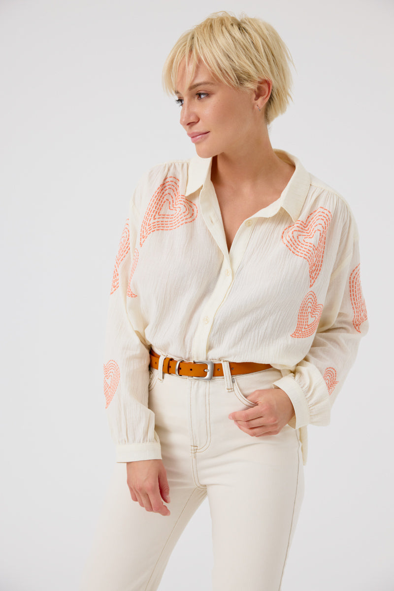 Chemise Anceline à manches longues et légèrement ample avec col classique et motifs brodés., ARTLOVE