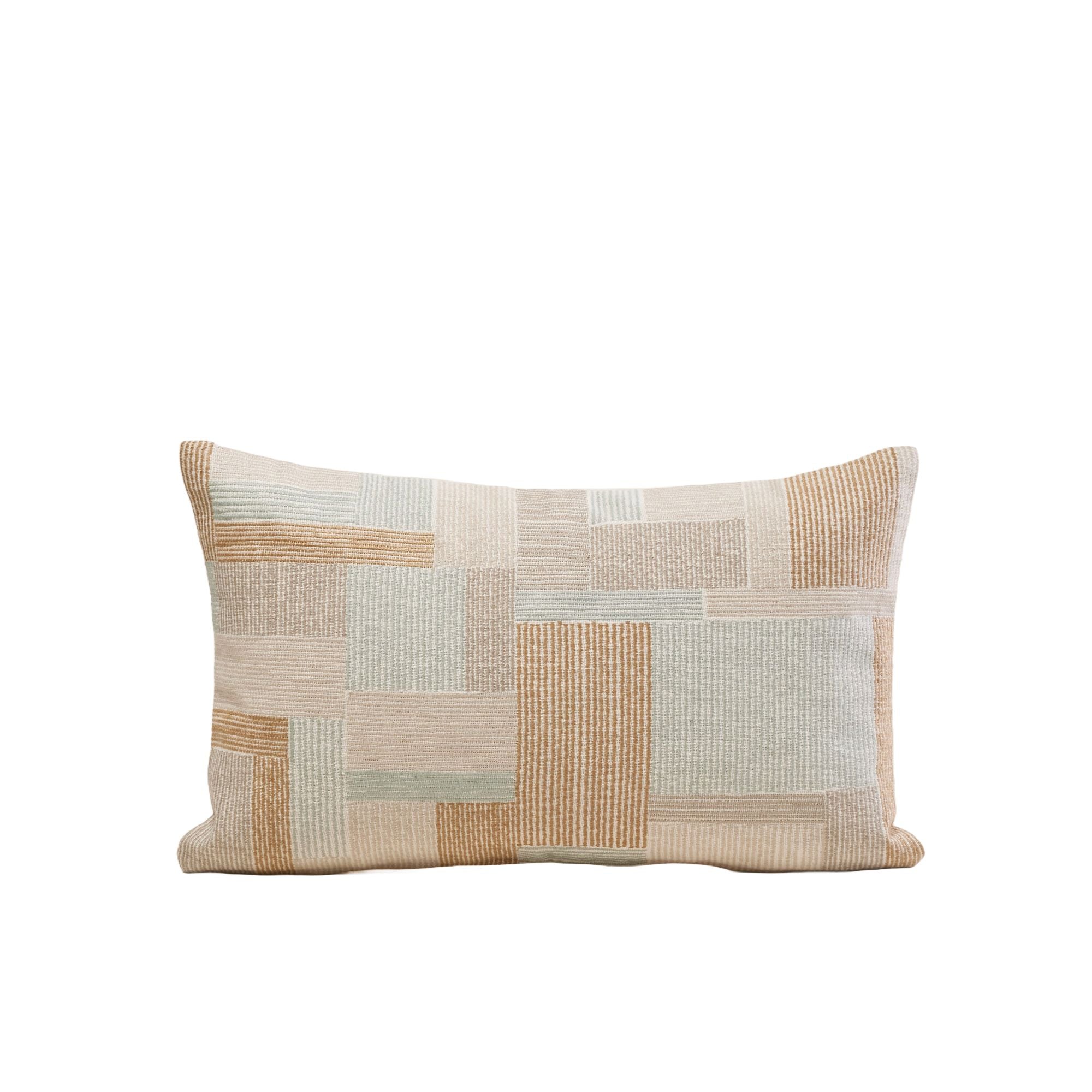 housse de coussin en Coton rebrodé d’un patchwork graphique ELIASS, MADURA