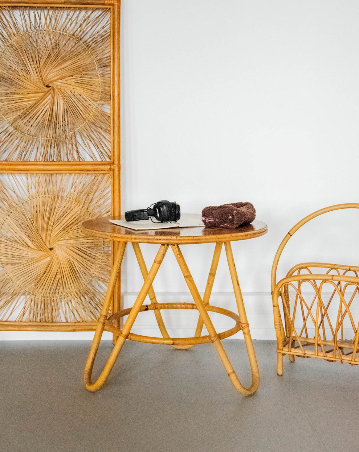 Table basse en bois foncé et rotin Léonie N°834 - Bon état, DEBONGOUT