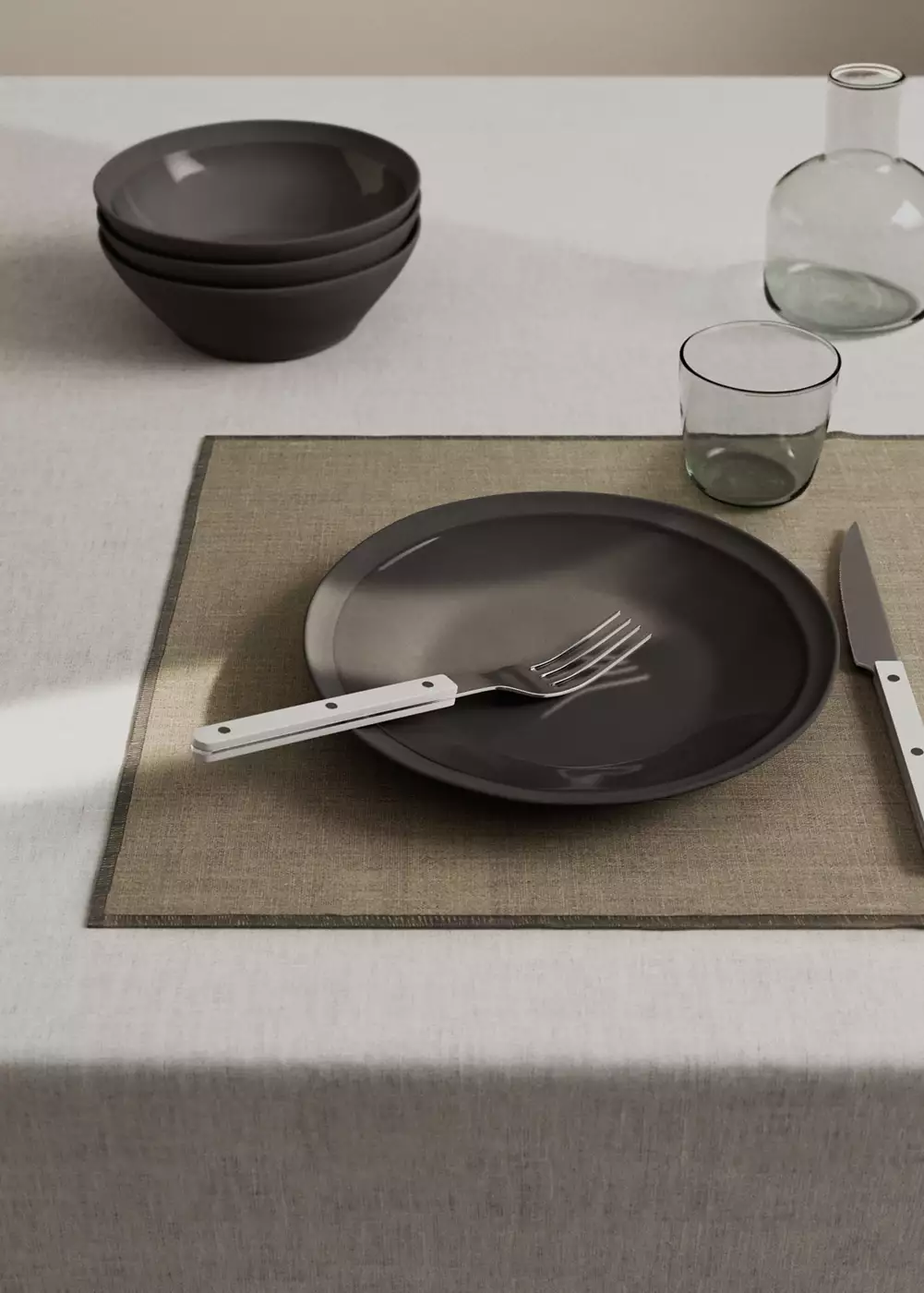 Set de table en lin enduit overlock contrasté, MANGO HOME