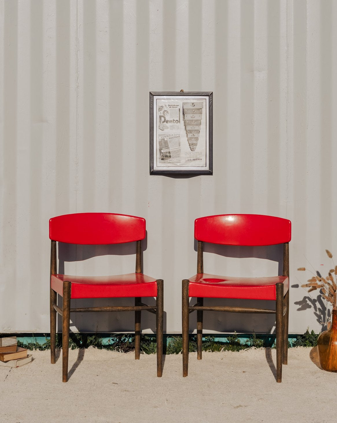 Paire de chaises en simili cuir rouge Alma N°1357 - Bon état, DEBONGOUT