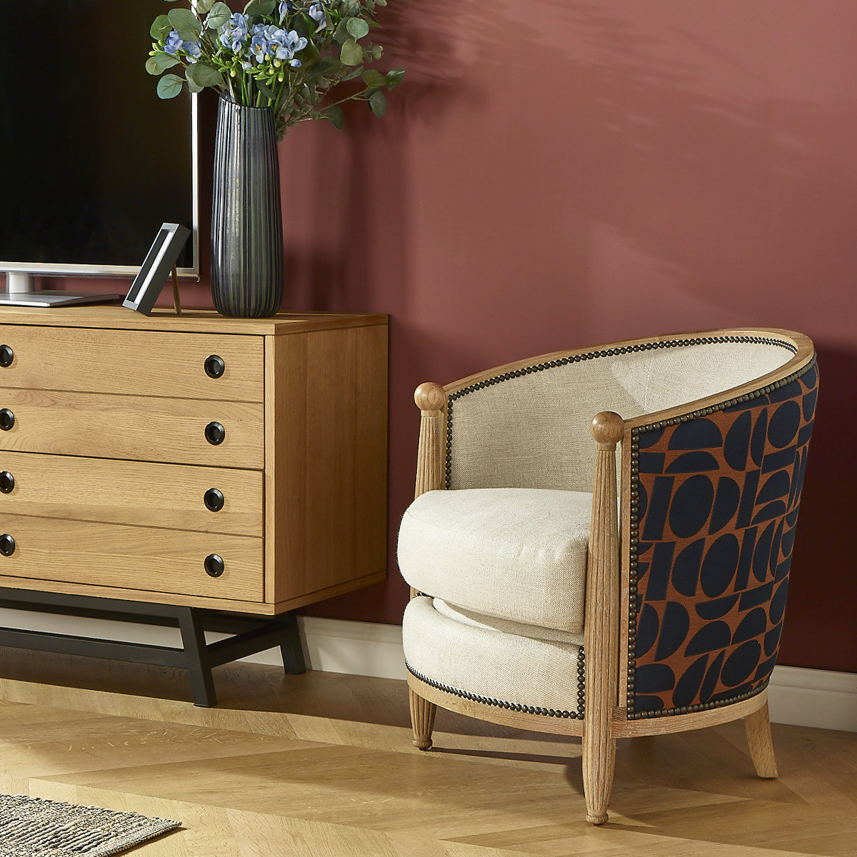 Fauteuil tonneau en chêne et lin, tissu édition limitée CAROLE, ROBIN DES BOIS