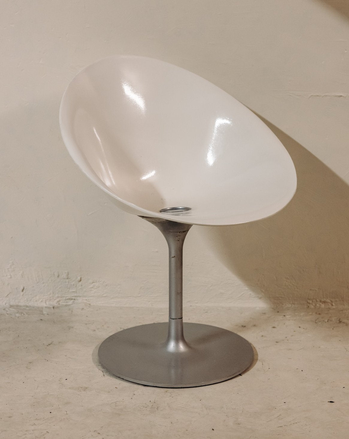 Fauteuil aux lignes aériennes et son piétement métal Jakob N°1382 - Bon état, DEBONGOUT