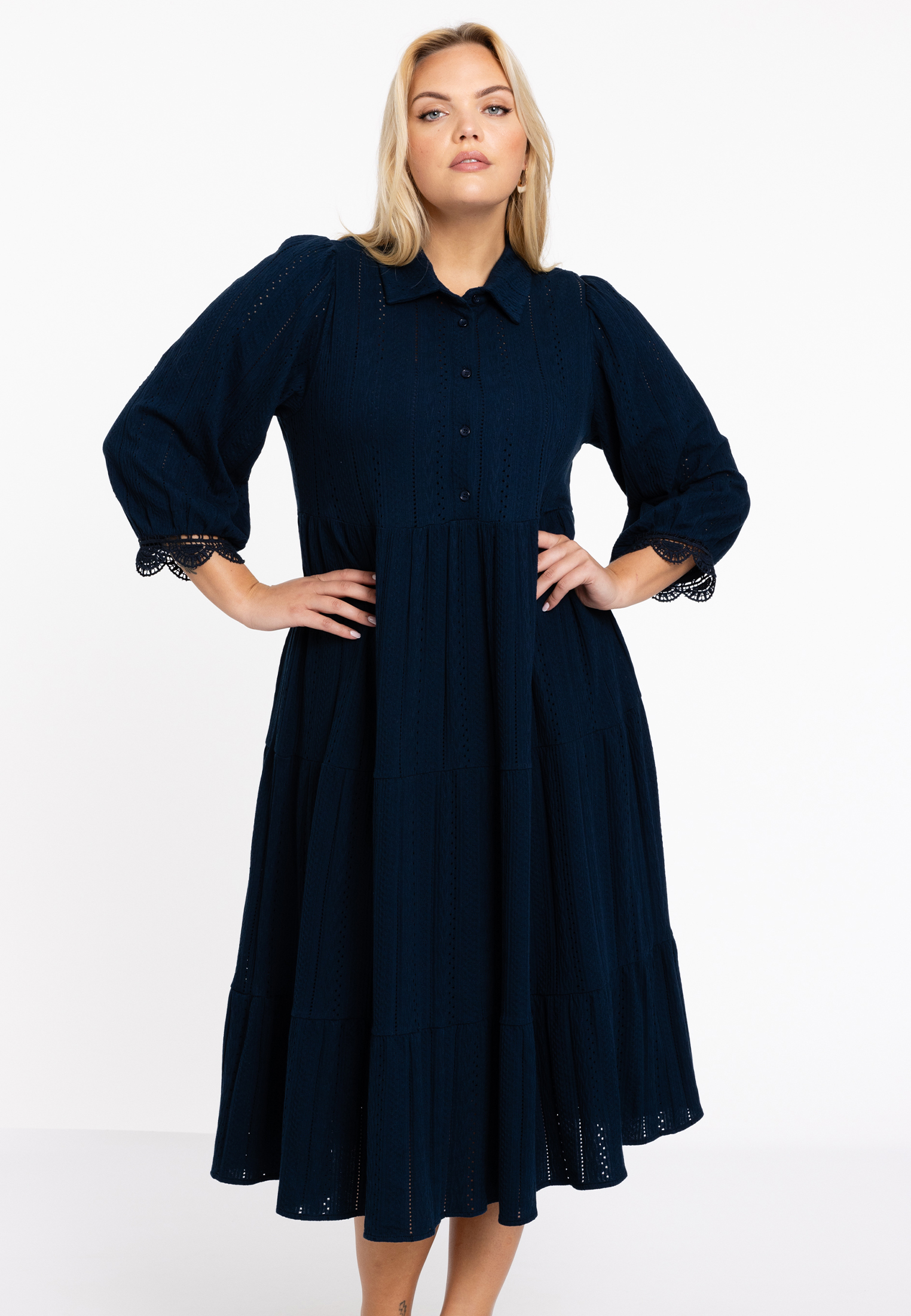 Robe en dentelle, YOEK