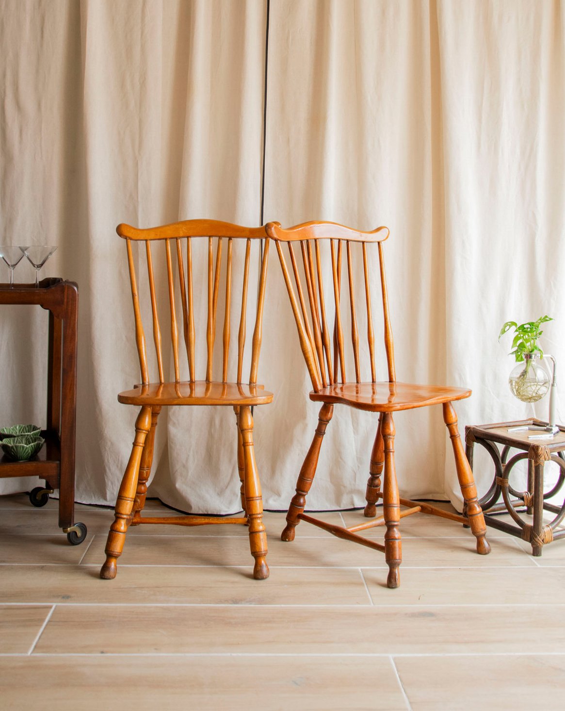 Paire de chaises au style western Claude N°1450 - Bon état, DEBONGOUT