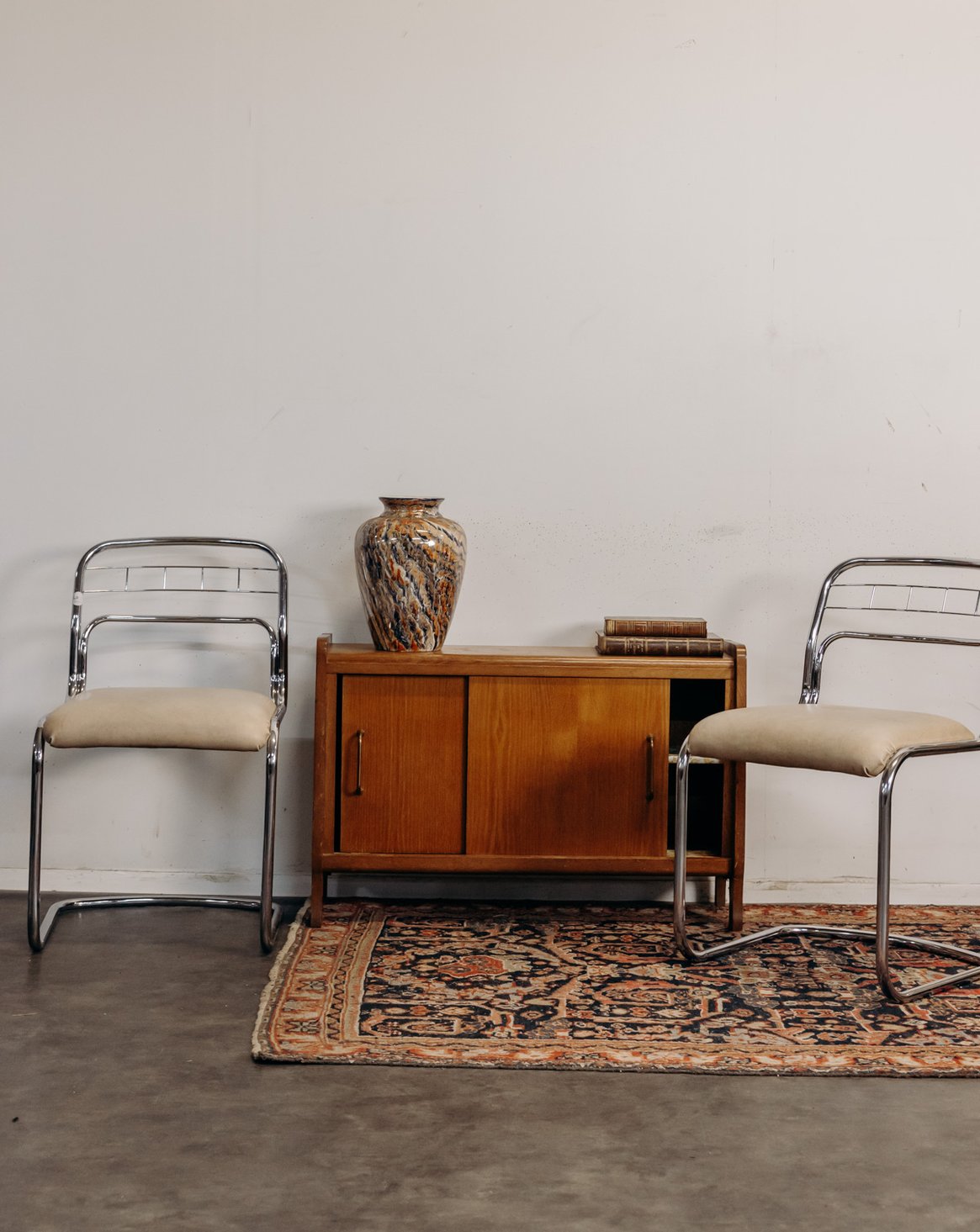 Paire de chaises à structure chromée Alma N°1989 - Bon état, DEBONGOUT