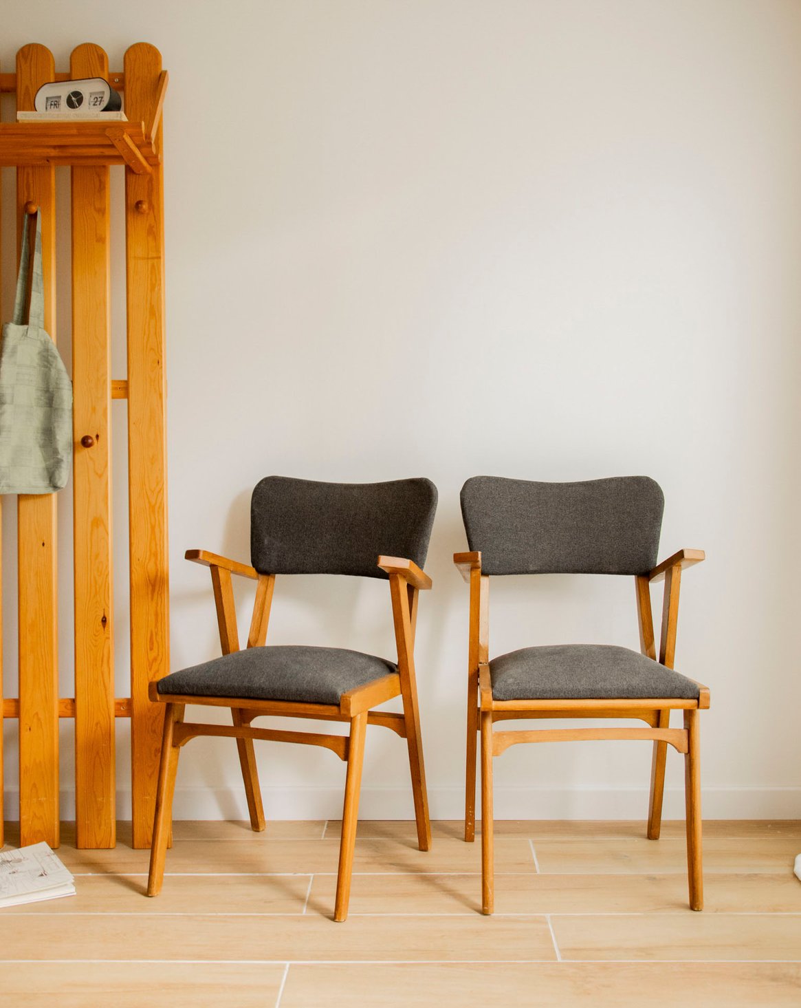 Paire de chaises à accoudoirs Claude N°1564 - Bon état, DEBONGOUT