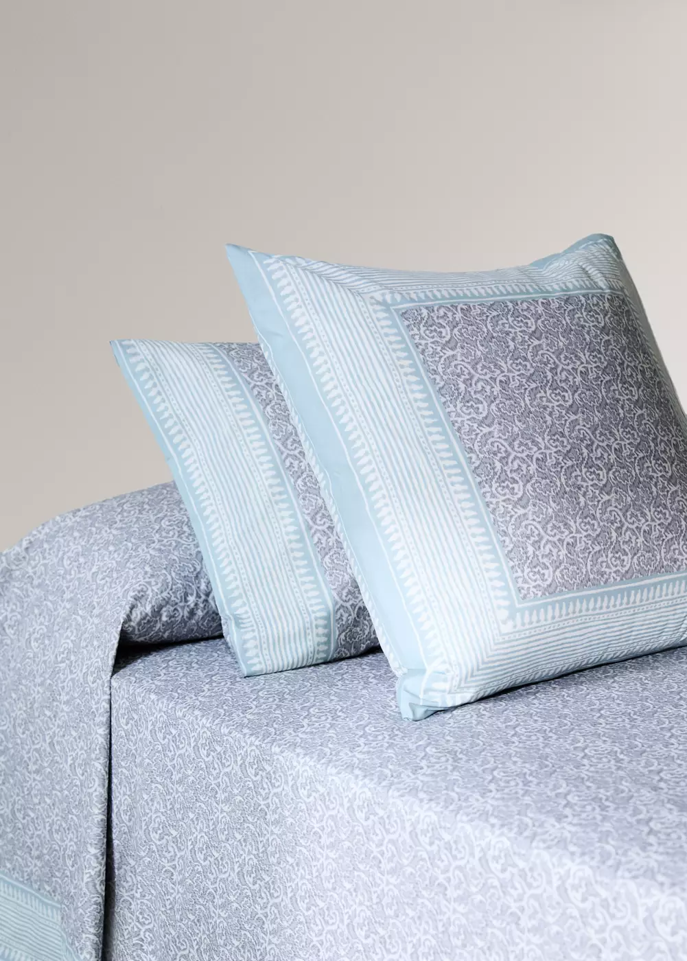 Deux taies d’oreiller en coton percale à fleur décorative avec bordure à rayures 60×60 cm, MANGO HOME