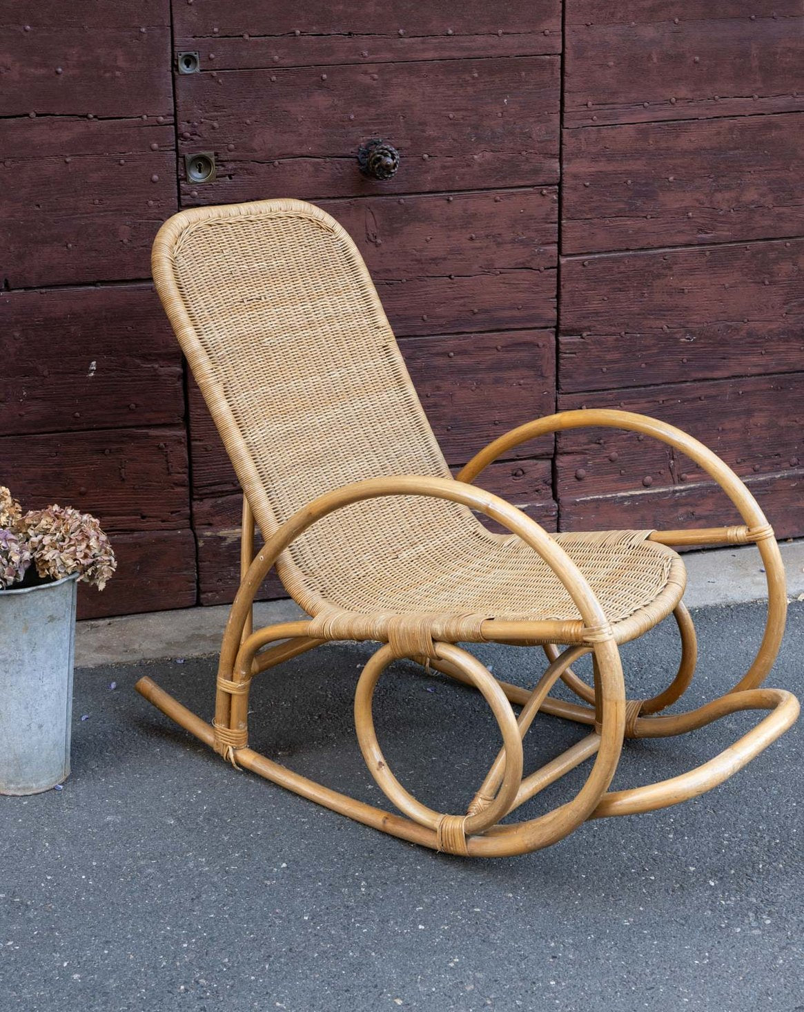 Rocking-chair vintage en rotin Alibert N°102 - Bon état, DEBONGOUT
