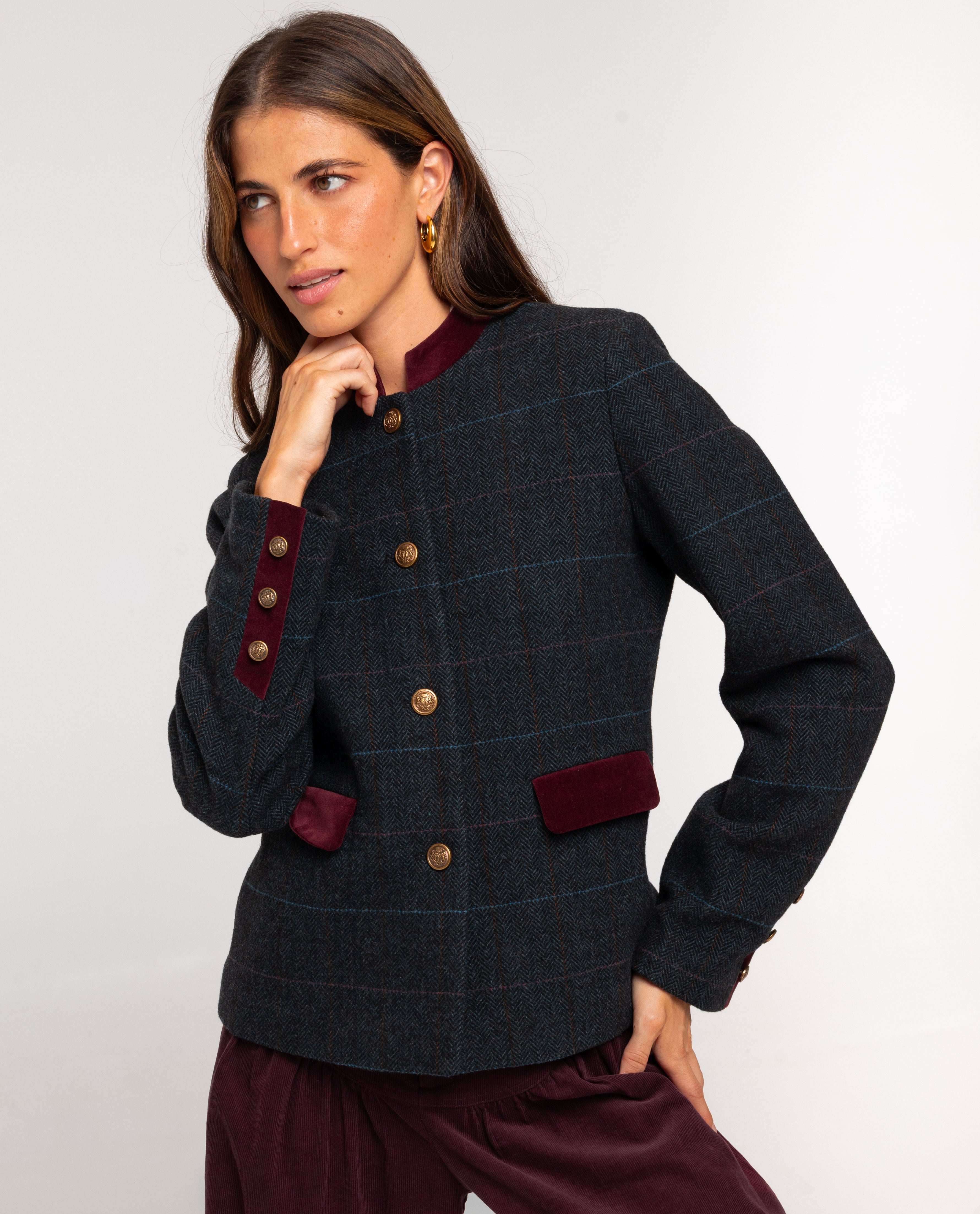 Veste à motif chevron bleu et gris avec détails en veloursVeste courte à carreaux avec détails en velours bordeaux et boutons dorés, THE-ARE