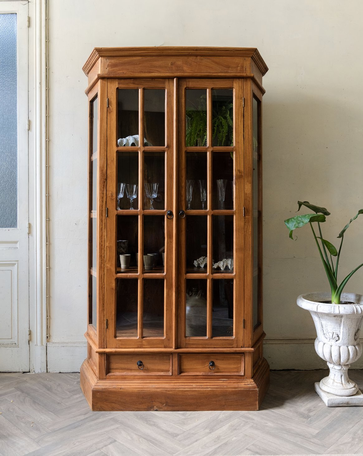 Grande vitrine en bois massif Victoria N°1280 - Bon état, DEBONGOUT