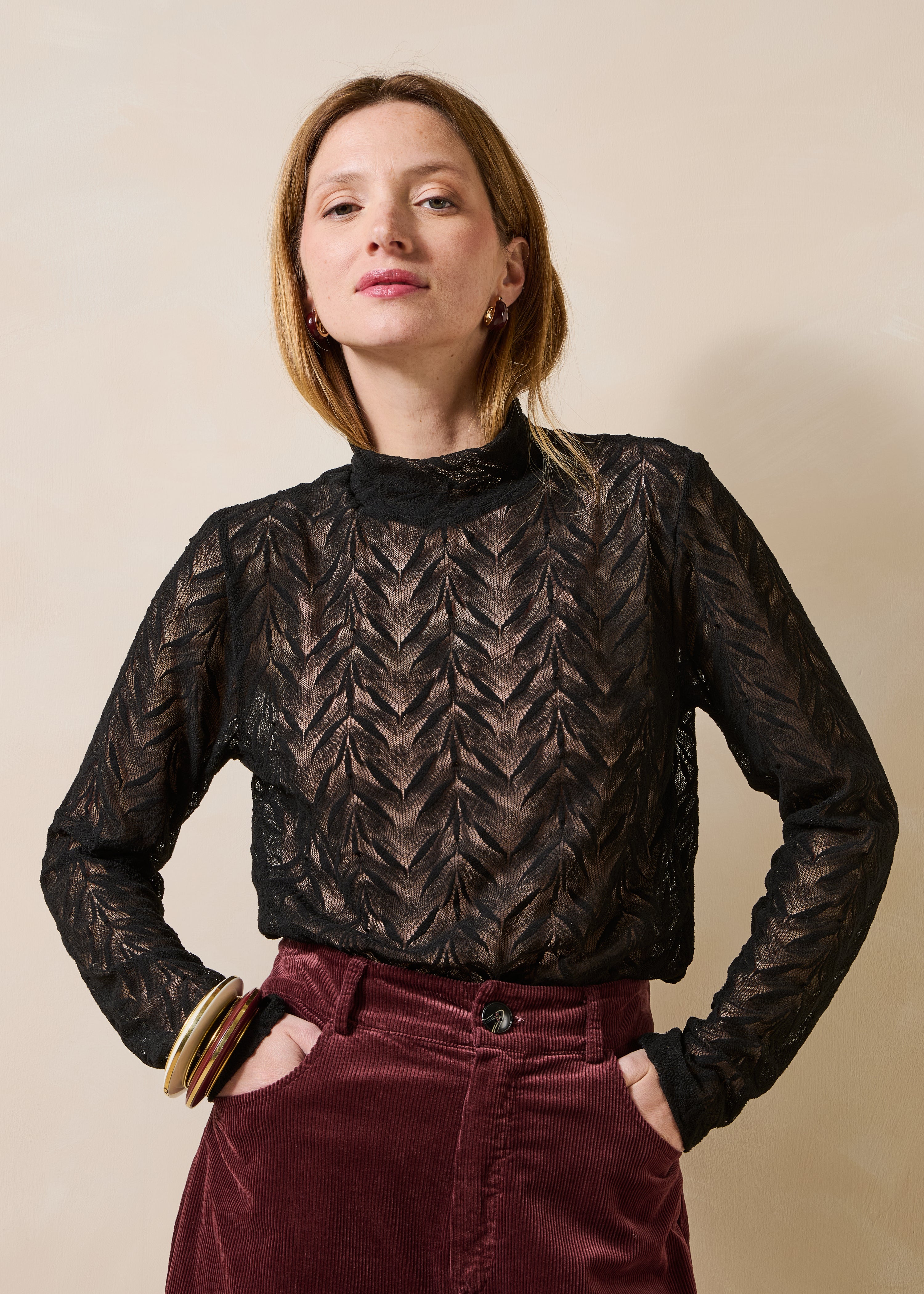 T-shirt en dentelle manches longues à col cheminée, LA FEE MARABOUTEE