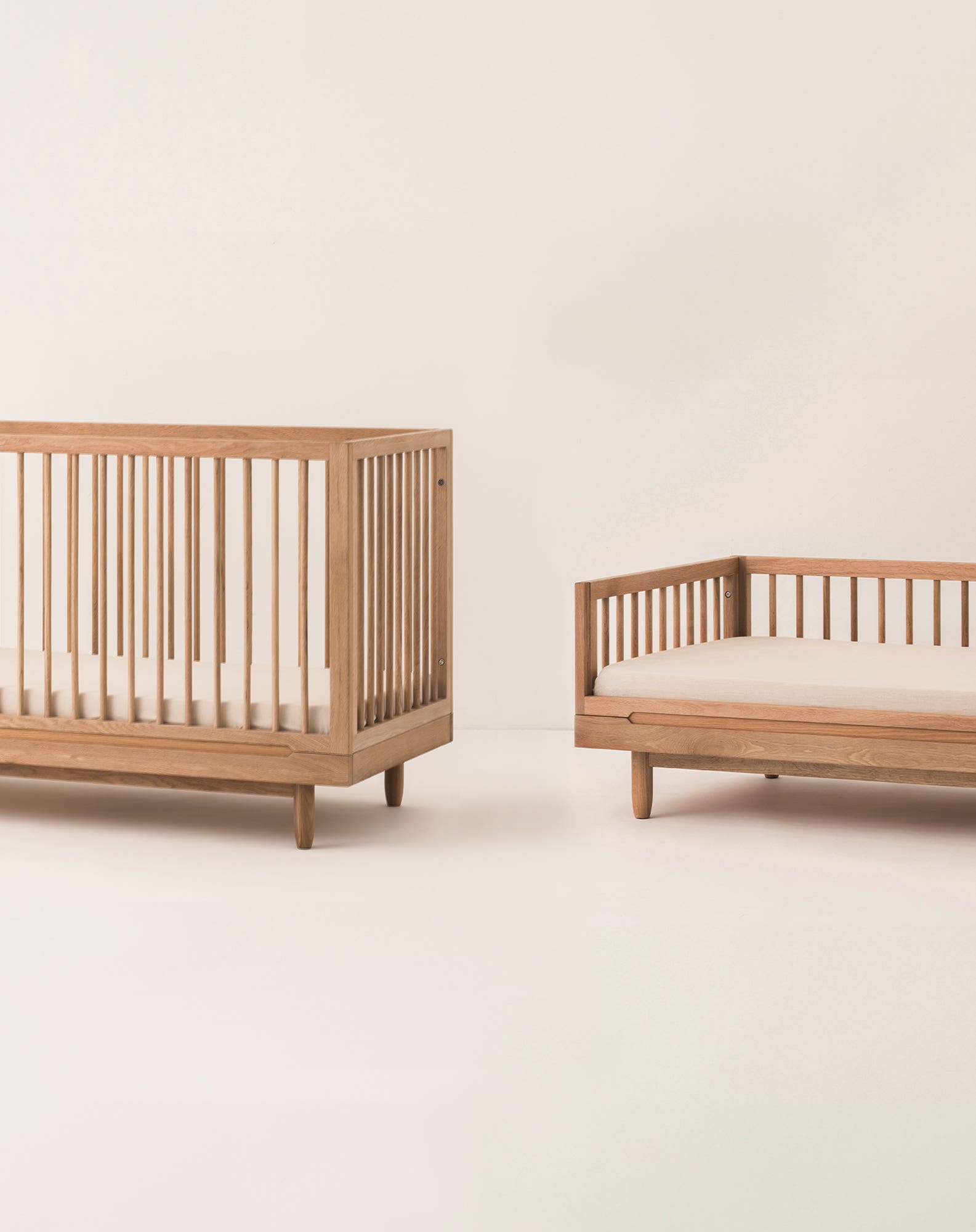 Lit bébé évolutif en chêne massif et kit évolutif junior PURE, NOBODINOZ