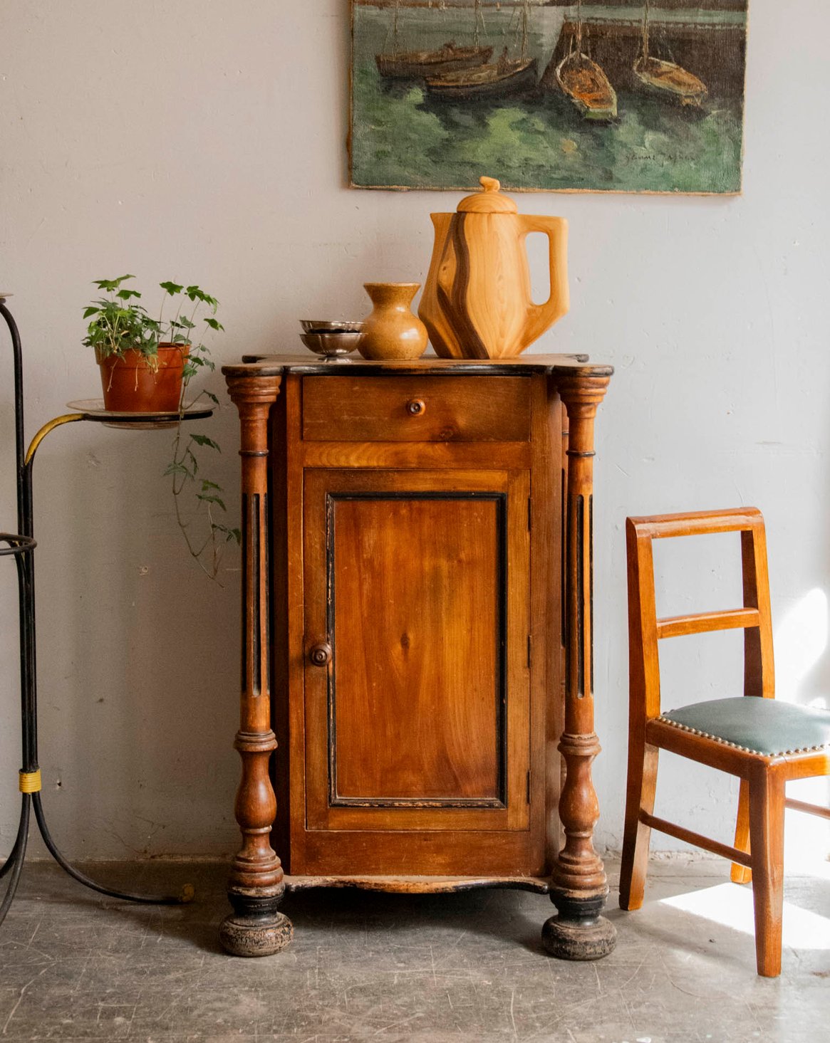 Armoire en bois aux pieds sculptés Magda N°727 - Bon état, DEBONGOUT
