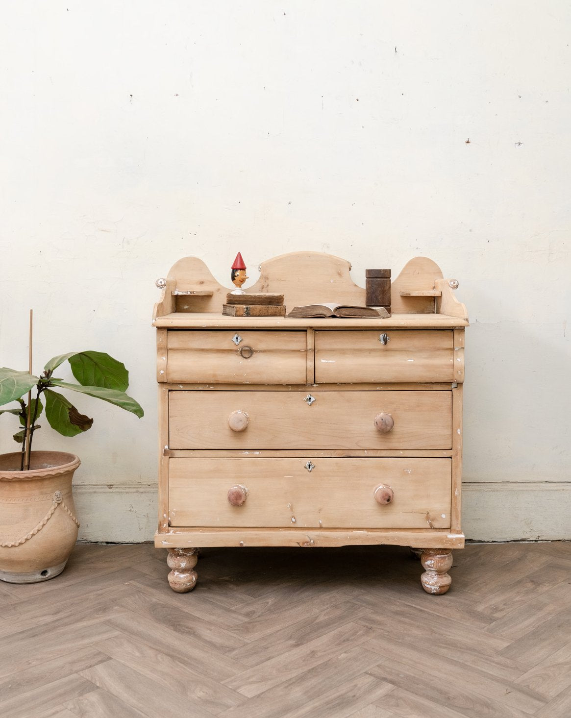 Commode anglaise en bois aux pieds tournés Garance N°738 - Bon état, DEBONGOUT