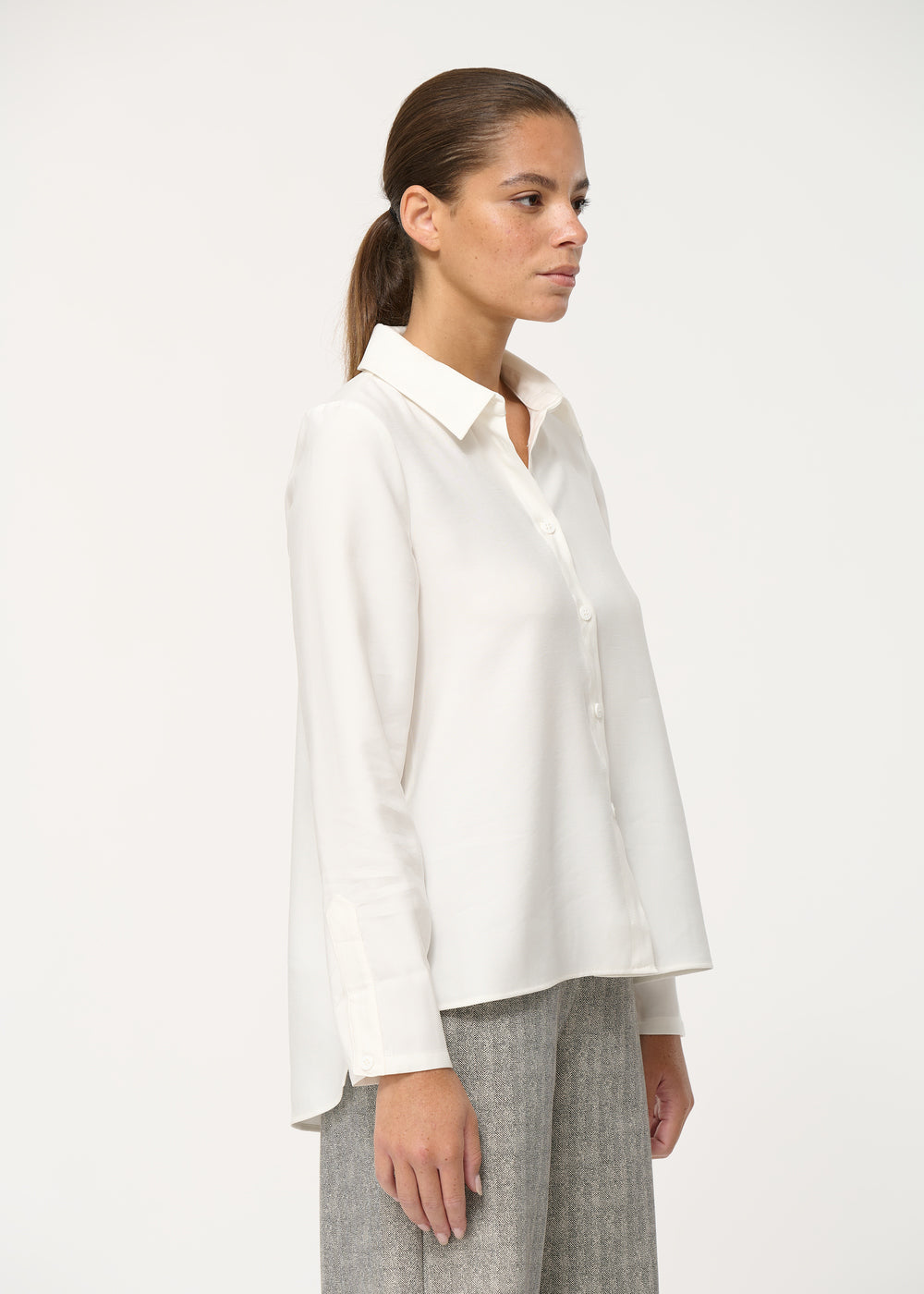 Chemise blanche plissée dans le dos, HUMILITY