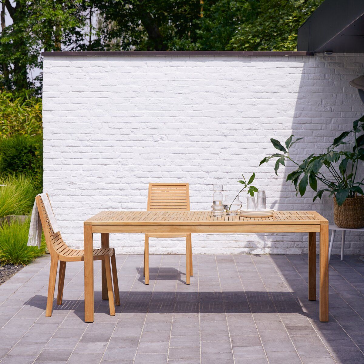 Table et 12 chaises de jardin en acacia- Meubles d'extérieur - Tikamoon