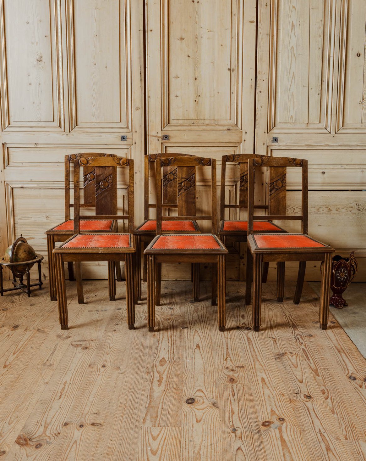 Lot de 6 chaises en bois et velours rouge Claude N°1352 - Bon état, DEBONGOUT