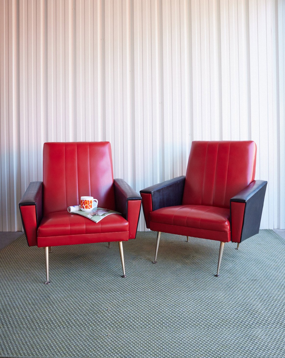 Paire de fauteuils en skaï bicolore Jakob N°1396 - Bon état, DEBONGOUT