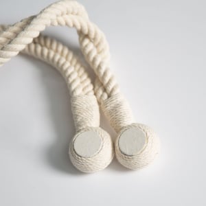 Embrasse Rideau Aimantée Madecostore – Corde Torsadée Coton, Boules Aimantées, 50 Cm, Sans Perçage, Rouge