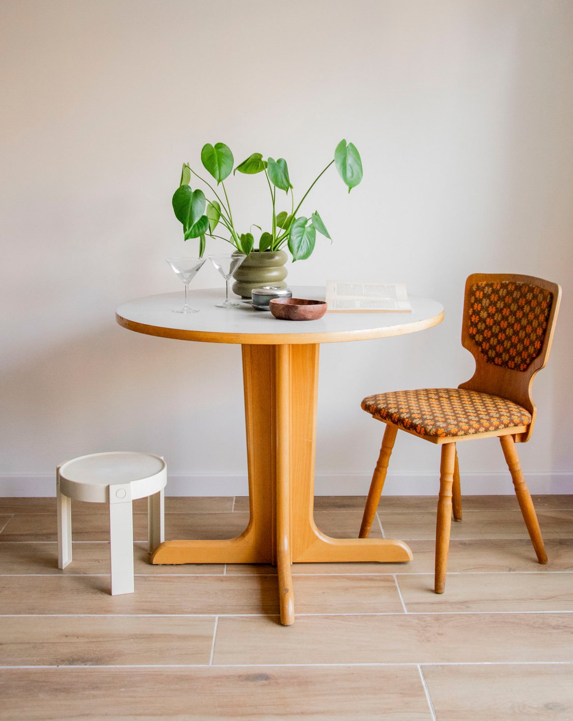 Table à manger en formica et piétement en bois Karla N°1269 - Bon état, DEBONGOUT