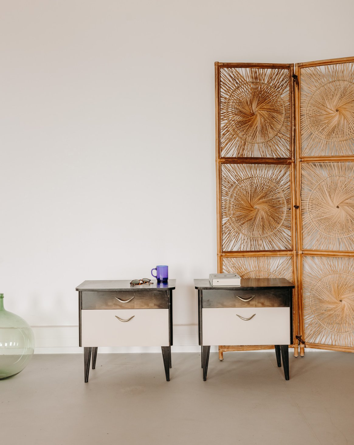Paire de tables de chevet aux multiples rangements Maïa N°1594 - Bon état, DEBONGOUT