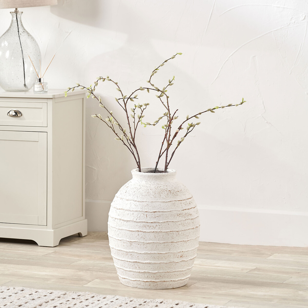 49cm White Wash Fibrestone Decorative Ribbed Vase, ÉDITÉ