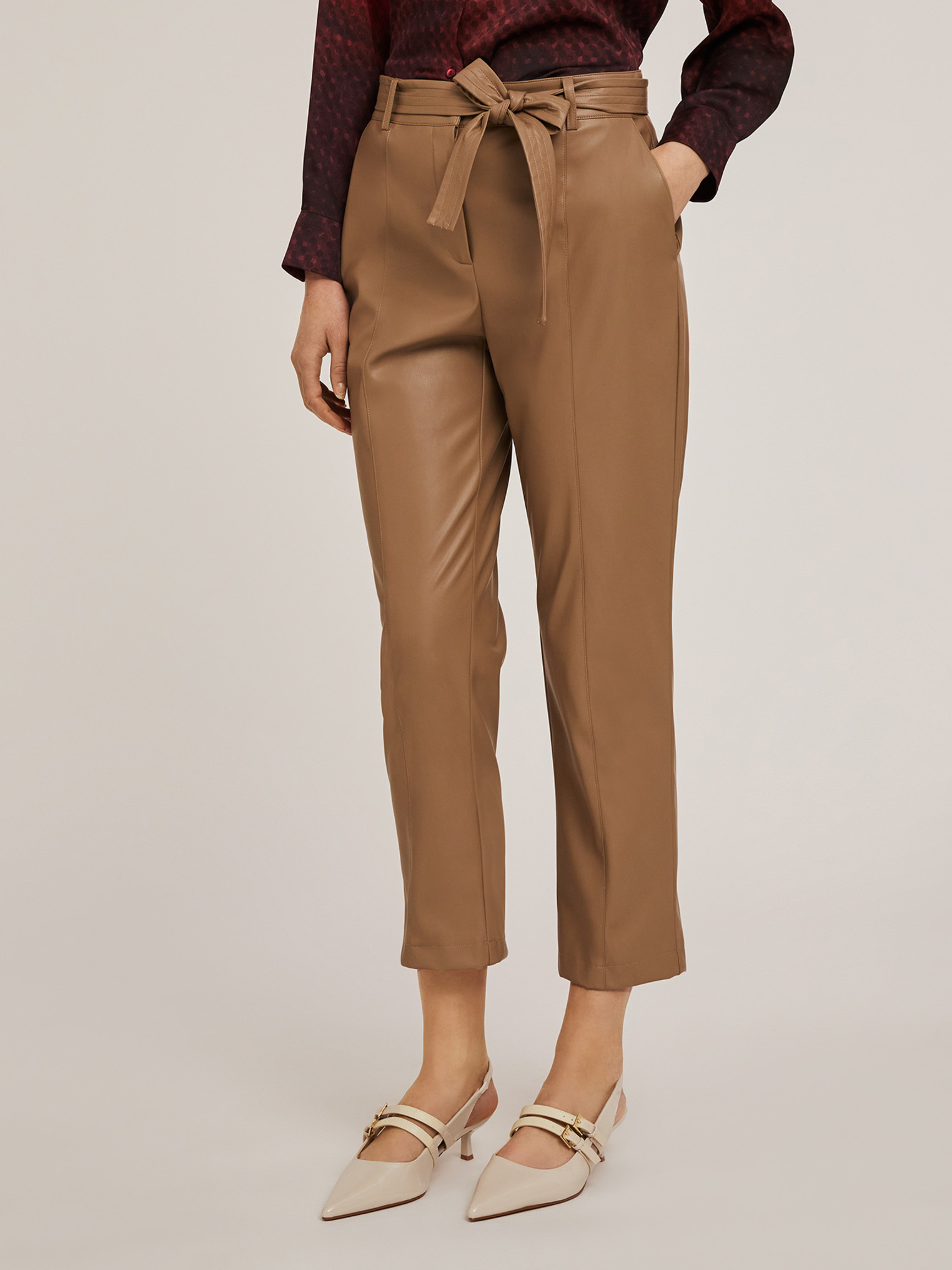 Pantalon avec ceinture en tissu enduit, MOTIVI