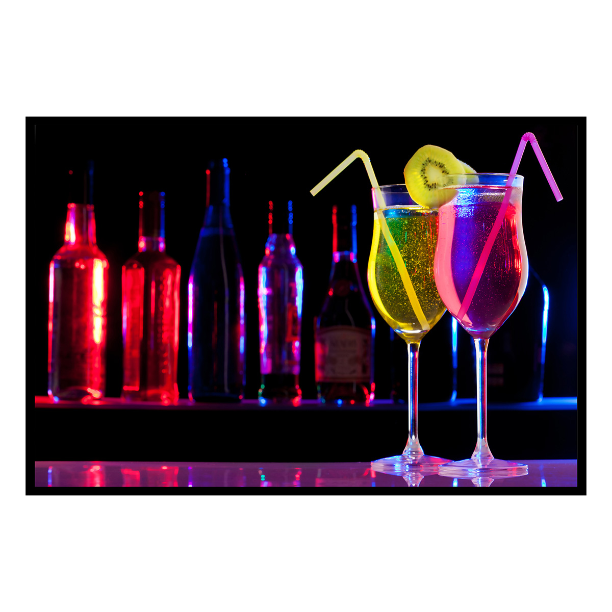 Affiche encadrée – Cocktails colorés et ambiance nocturne, HEXOA